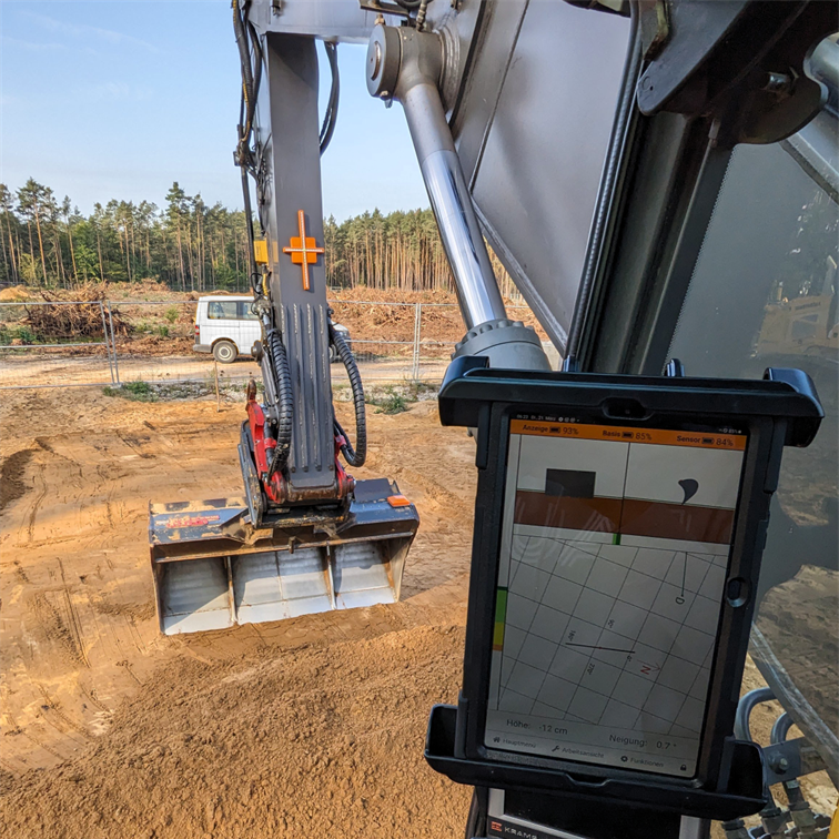 Ansicht Baustelle mit Tablet in Fahrerkabine eines Bagger Mobiles GNSS-Assistenzsystem excav PILOT für präzise Erdarbeiten der excav UG