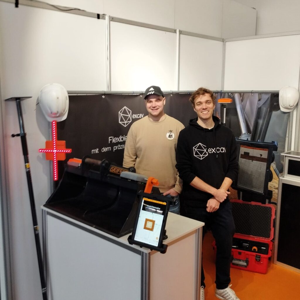 Con Tech-Start-up excav Team der excav auf Messeausstellung BAU2025 mit mobilen GNSS-Assistenzsystem excav PILOT