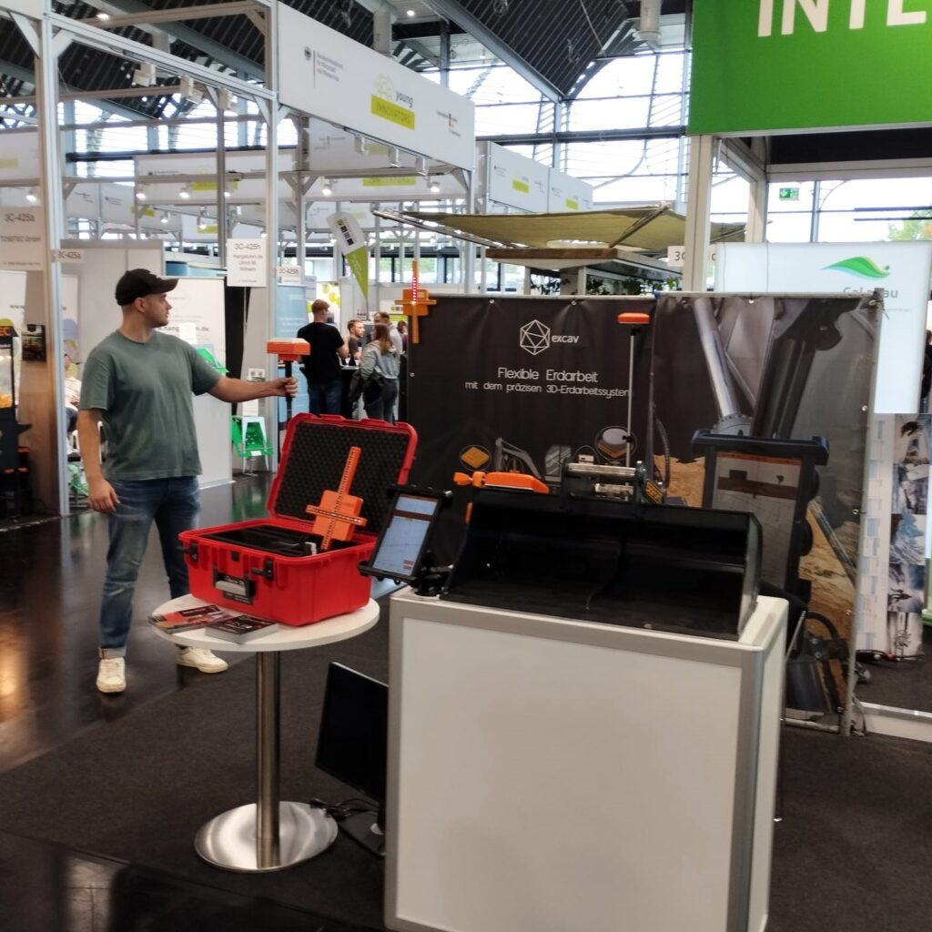 Con Tech-Start-up excav Team der excav UG Messeausstellung auf GaLa-Bau 2024 mit mobilen GNSS-Assistenzsystem excav PILOT