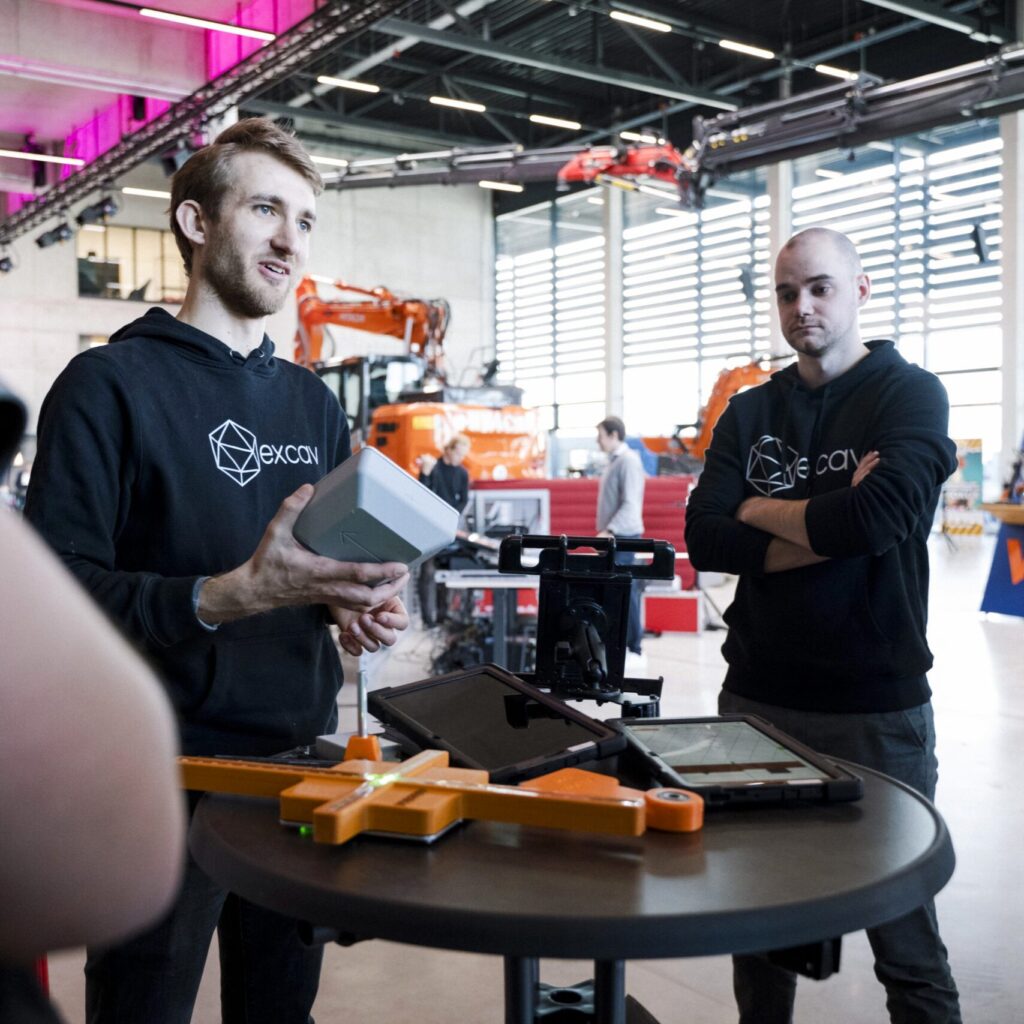 Con Tech-Start-up excav Team der excav UG auf Messe Coreum 2024 Frankfurt am Main mit mobilen GNSS-Assistenzsystem excav PILOT