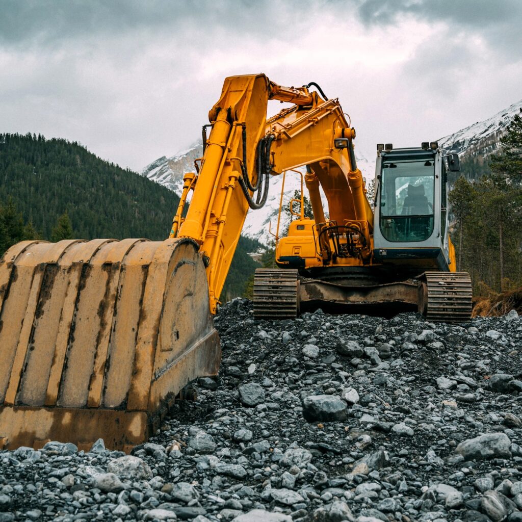 Gelber Bagger mit Baggerschaufel im Tiefbau Stockfoto Unsplash
