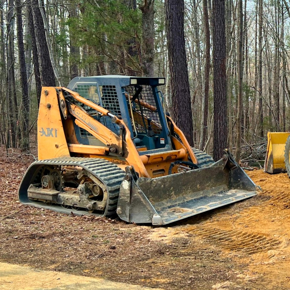 Gelber Kompaktlader mit Traktor im Tiefbau einer Baustelle im Wald Stockfoto Unsplash