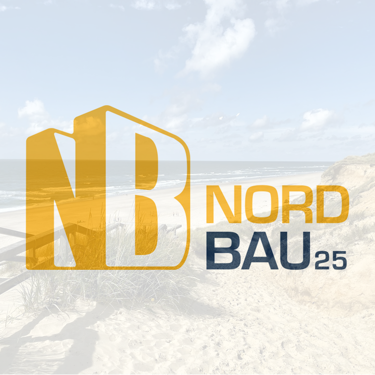 Symbolbild Baumesse NordBau 2025 - größte Kompaktmesse in Nordeuropa - mit Stockfoto von Schleswig-Holstein im Hintergrund