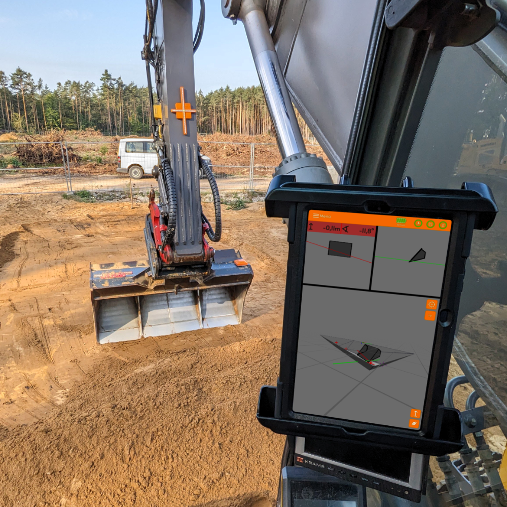 Ansicht Baustelle mit Tablet in Fahrerkabine eines Bagger Mobiles GNSS-Assistenzsystem excav PILOT für präzise Erdarbeiten der excav UG