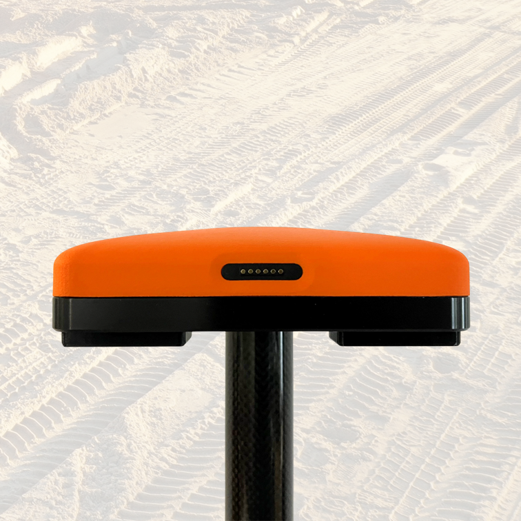 excav PILOT 2025 Messstab (Survey-Stab) mit GNSS-Sensor für das Messen von Punkten im Tiefbau auf der Baustelle Bild in Quadratform