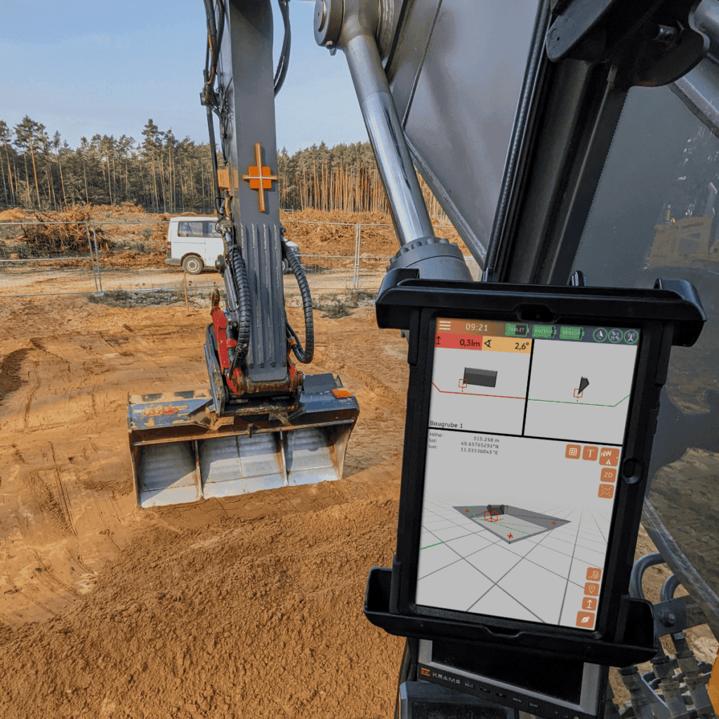 Ansicht Baustelle mit 3D-Tablet in Fahrerkabine eines Bagger Mobiles 3D-GNSS-Assistenzsystem excav PILOT für präzise Erdarbeiten im Tiefbau excav GmbH