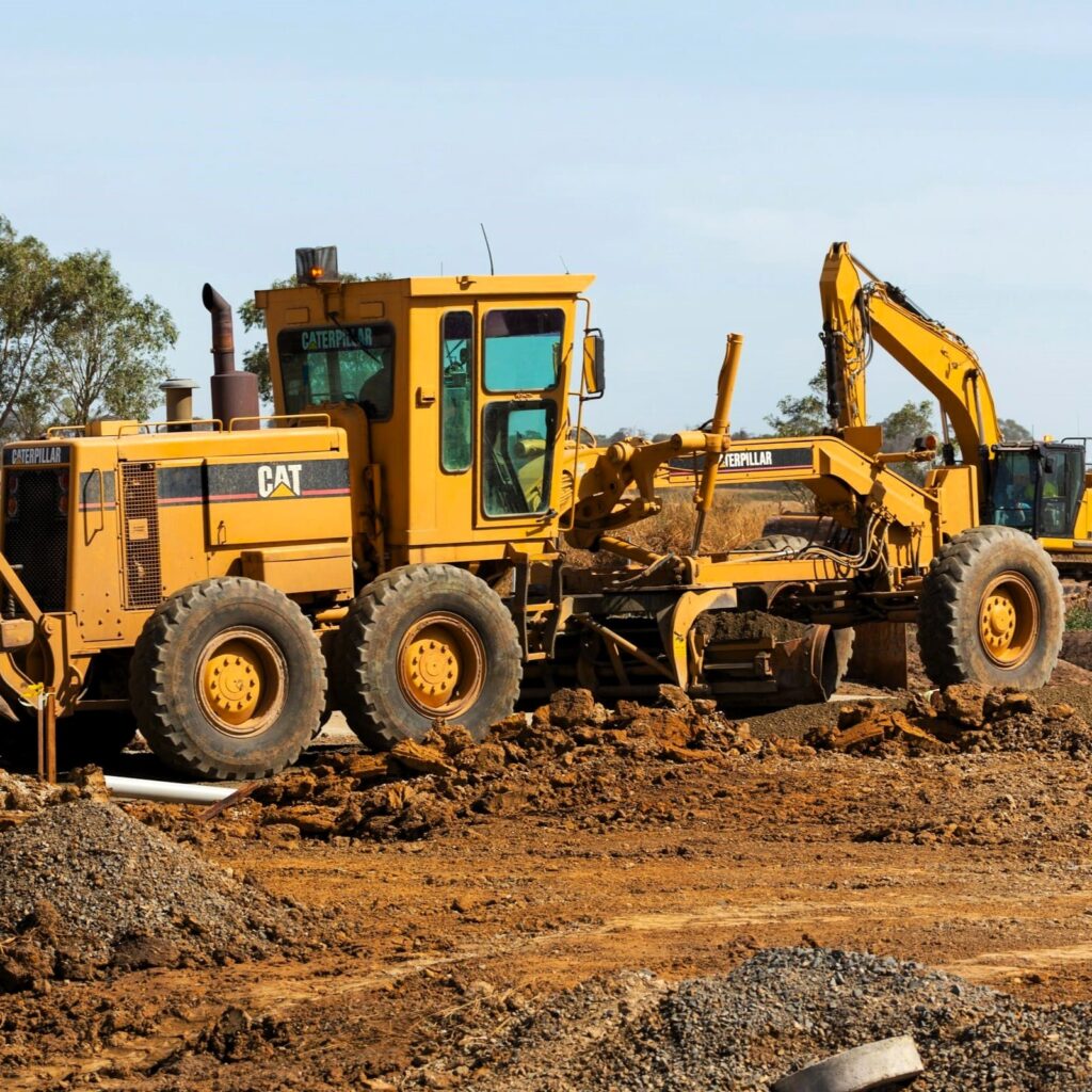 Großer gelber Grader (Straßenhobel) im Tiefbau vom Straßenbau Stockfoto Unsplash